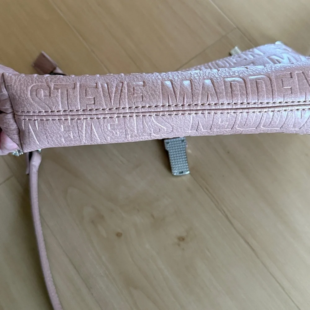 STEVE MADDEN SOFT PINK CROSSBODY PURSE ADJUSTABLE SHOULDER STRAP TOP ZIP CLOSURE
